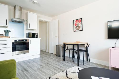 บ้านเดี่ยว 1 ห้องนอน 1 ห้องน้ำส่วนตัว ขนาด  ตร.ม. – กาบัลวา (Modern 1BR Near Independent Eateries) near สวนบิวท์