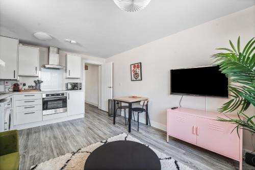 บ้านเดี่ยว 1 ห้องนอน 1 ห้องน้ำส่วนตัว ขนาด  ตร.ม. – กาบัลวา (Modern 1BR Near Independent Eateries) near สวนบิวท์