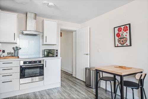 บ้านเดี่ยว 1 ห้องนอน 1 ห้องน้ำส่วนตัว ขนาด  ตร.ม. – กาบัลวา (Modern 1BR Near Independent Eateries) near สวนบิวท์