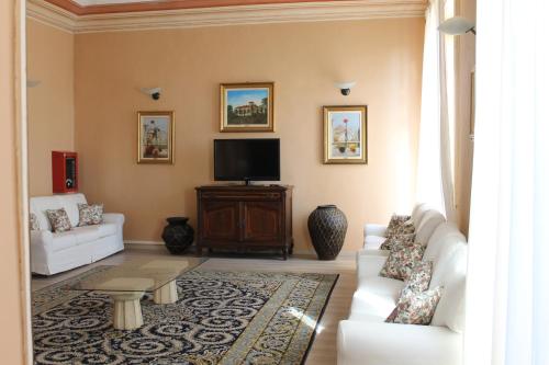 Koplietošanas atpūtas telpa ar TV, Hotel Villa Conte Riccardi in Rocca d' Arazzo