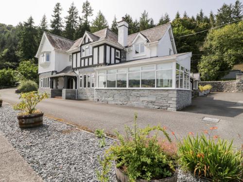 Pengwern Farmhouse - image 11