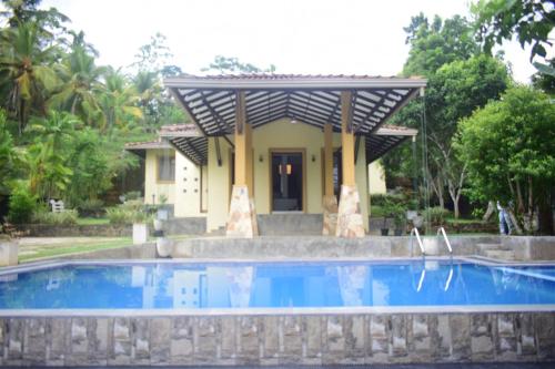 Swimming pool, Luxury Bungalow In Galle in Akmeemana