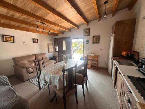 Casa campo de 3 habitaciones con parcela in Villares de la Reina