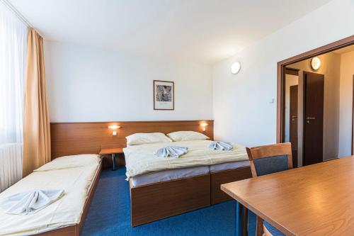 2 twin beds