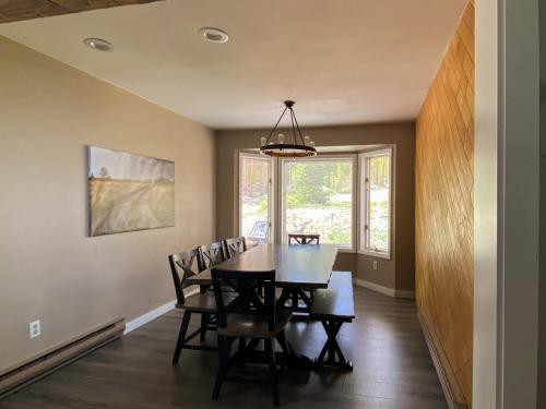 Stunning 4 BR Home Mountain Views Tranquil Setting in Breckenridge, USA