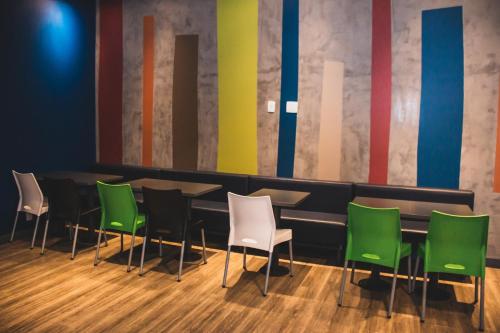 ห้องส่วนกลางสำหรับนั่งเล่น/ดูทีวี, ibis budget Navegantes Itajai in อิตาไช