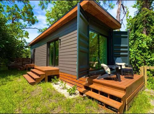 Zen Container Tiny Home with Fenced-in Yard, Fire Pit, Centrally located and Pet Friendly, Fort Myers