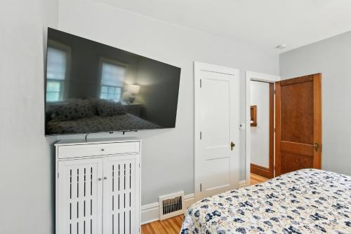 Charming Manville Heights Cottage Retreat home - image 11