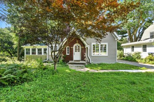 Charming Manville Heights Cottage Retreat home - main image