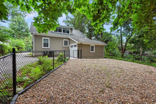 Charming Manville Heights Cottage Retreat home - image 10