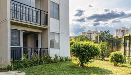 Apartamento 3 hab con parqueadero - Primer piso con piscina ideal estancias largas y clínicas - image 3