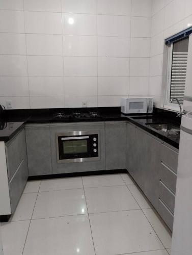 virtuve, Recanto dos Ouros - Casa em Brasília com churrasqueira e localização privilegiada (Recanto dos Ouros - Casa em Brasilia com churrasqueira e localizacao privilegiada) in Gama (Federālais rajons)