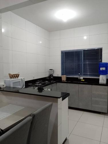virtuve, Recanto dos Ouros - Casa em Brasília com churrasqueira e localização privilegiada (Recanto dos Ouros - Casa em Brasilia com churrasqueira e localizacao privilegiada) in Gama (Federālais rajons)