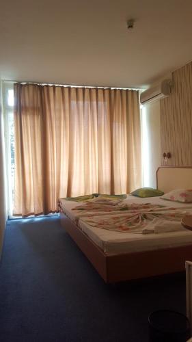 Balaton Hotel – Sunny Beach, IL