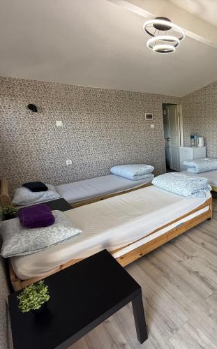 5 twin beds