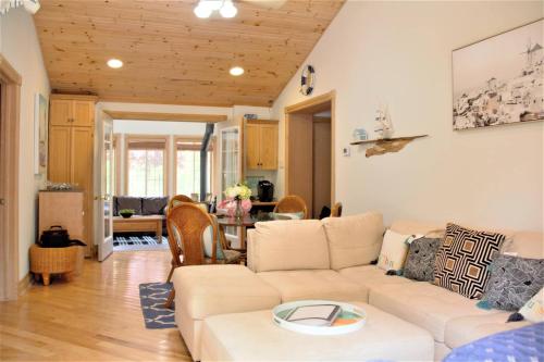 Létesítmények, Ipperwash Bliss: Gated, Hear the wave, Sleep 7 in Lambton Shores (ON)