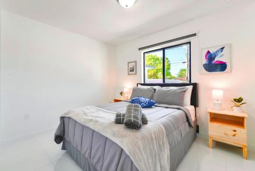 Stunning 3-Bedroom Duplex with Free Parking - Tap to explore photos
