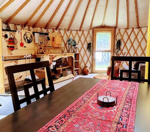 Iekārtas, Star-Lake Yurt Sanctuary Waterview in Red Bay (ON)