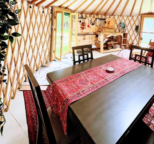 Iekārtas, Star-Lake Yurt Sanctuary Waterview in Red Bay (ON)