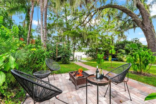 Spring-Fed Lake King Suite Pet Friendly in Orlando, USA