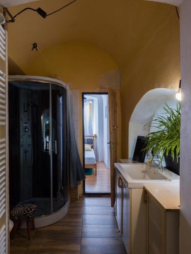 Very old house Ptice in Chyne