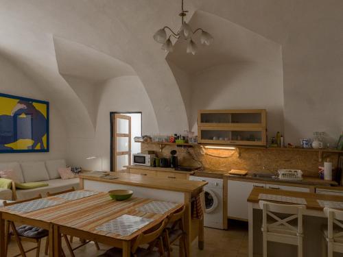 Very old house Ptice in Chyne