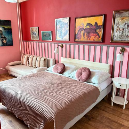 1 queen bed, 1 sofa bed