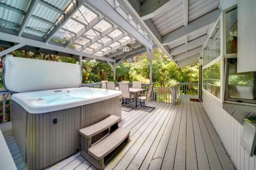 Private Hot Tub and Deck Tranquil Volcano Hideaway!