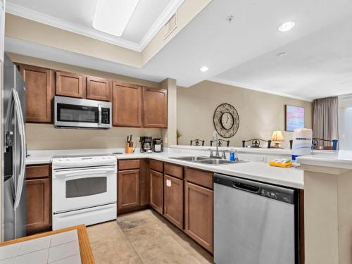 Destin West Sandpiper L-02 near beach sleeps 8