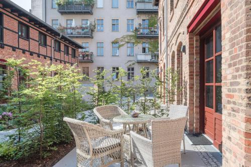 Mitte Loft group & family friendly 150m2 2BRs 2Bathrooms living & dinning room  4 - 8 Guests - image 14