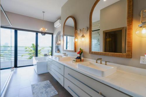 Plattegronden, NEW 3 Story Waterfront 4Bedroom Villa with Amazing Sunset Mountain Views in Maya Beach