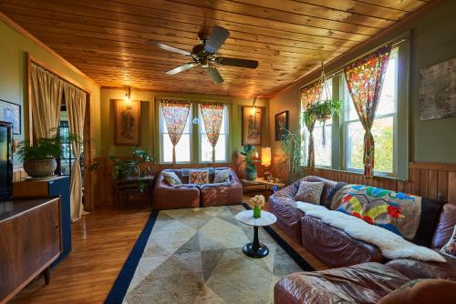 The Outlier Inn in Mountain Dale