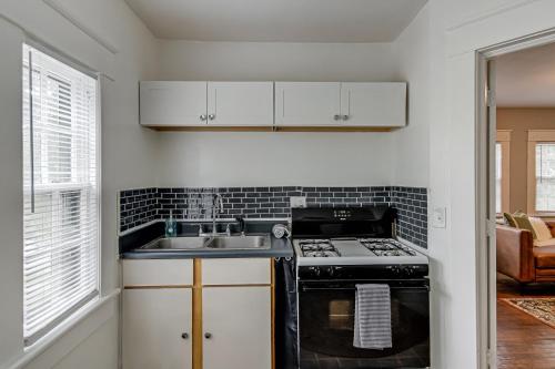 廚房, Entire home in Greensboro 1 Mile From Downtown and Amazing Restaurants in 格林斯伯勒市中心