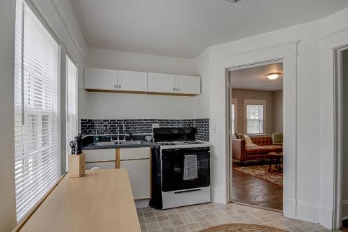 廚房, Entire home in Greensboro 1 Mile From Downtown and Amazing Restaurants in 格林斯伯勒市中心