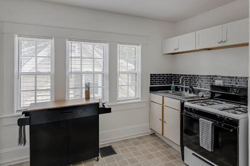 廚房, Entire home in Greensboro 1 Mile From Downtown and Amazing Restaurants in 格林斯伯勒市中心