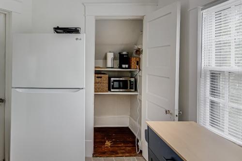 廚房, Entire home in Greensboro 1 Mile From Downtown and Amazing Restaurants in 格林斯伯勒市中心