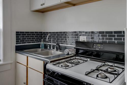 廚房, Entire home in Greensboro 1 Mile From Downtown and Amazing Restaurants in 格林斯伯勒市中心