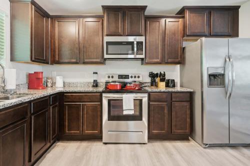 Stylish King 3-Bed Townhome Minutes to Cary & NC State in Southwest Raleigh