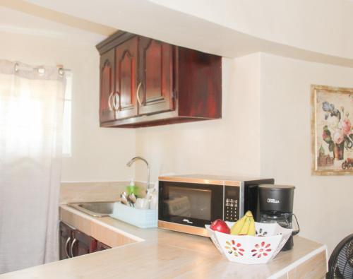 Étterem, 2BR Villa Ocean Views Beach 5mins to Airport in Boscobel