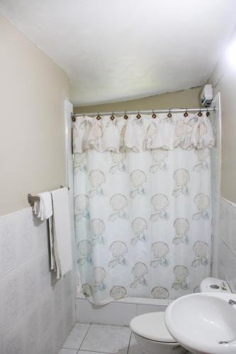 Douche, 2BR Villa Ocean Views Beach 5mins to Airport in Boscobel