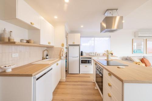 Bay Getaway, 1, 65 Ronald Ave - Recently Renovated Unit Water Views - Hunter Region