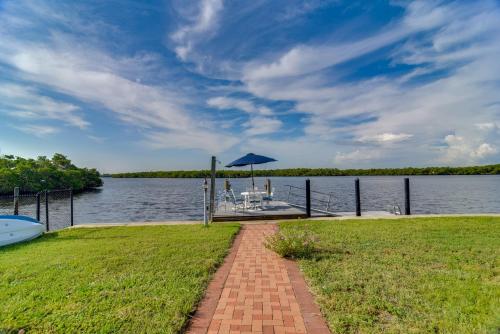 Sunsets, Tight Lines and Dock Riverfront Ruskin Gem in 拉斯金