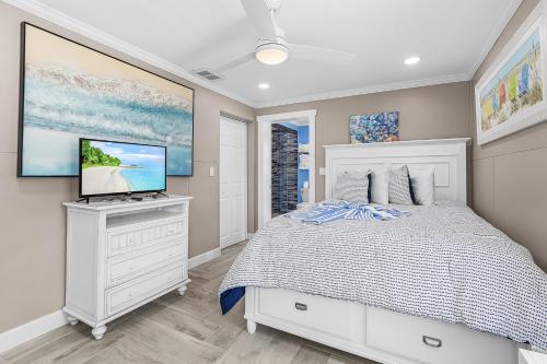 7 Dockside Dream- 3BR 3BA Pool Home with Water views! home - image 3