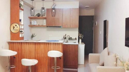 Studio w pool & balcony, city & mountain view Mactan airport, Suba (foto 10)