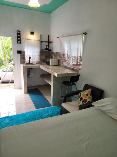 Cozy studio apartment with private parking off street in Poor Mans Corner