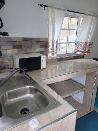 Cozy studio apartment with private parking off street in Poor Mans Corner