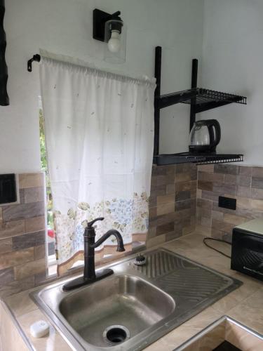 Cozy studio apartment with private parking off street in Poor Mans Corner