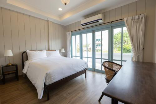 room detail thumbnail 1