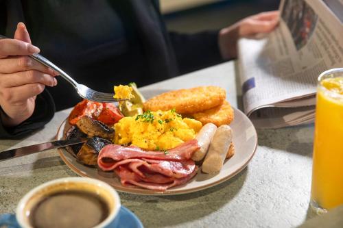 อาหารและเครื่องดื่ม, อิงค์ โฮเต็ล เมลเบิร์น เซาท์แบงก์ (Ink Hotel Melbourne Southbank) near สแควร์ เฟเดเรชั่น