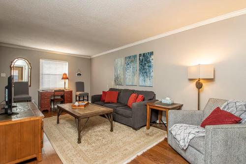 Callahan Haus- 2 bed apt 2 mins Park Plaza Mall-6 mins UALR-7 mins UAMS